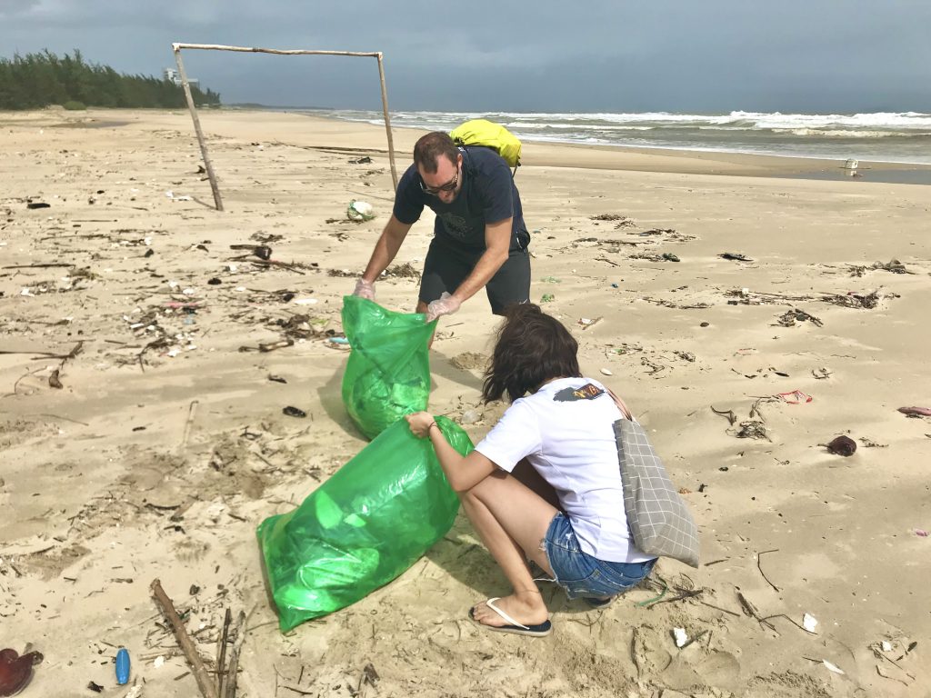 Mango Tiger collects trashes by the beach